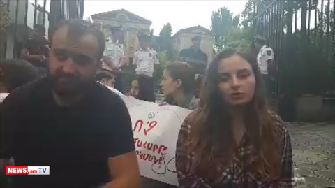 Մի խումբ երիտասարդներ նստացույց են սկսել Ազգային ժողովի դիմաց