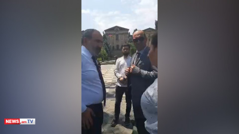 Փաշինյանը զրուցել է ԱԺ-ի դիմաց նստացույց անող երիտասարդների հետ