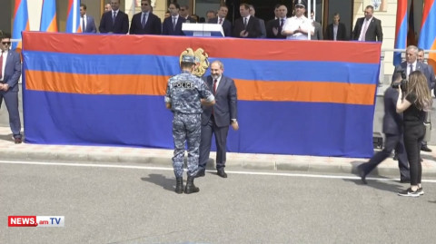 Փաշինյանը պարգեւատրում է ոստիկանության ծառայողներին