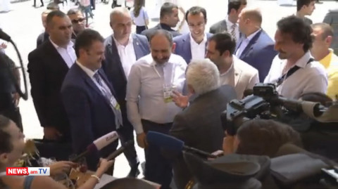 Ինչի՞ հեռուստատեսությամբ ճմրթած տեսք ունեմ. Փաշինյանը՝ գործարարին