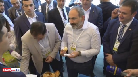 «Սրա դիետիկ վերսիան չունե՞ք». Փաշինյանն ախորժակով բուլկի կերավ