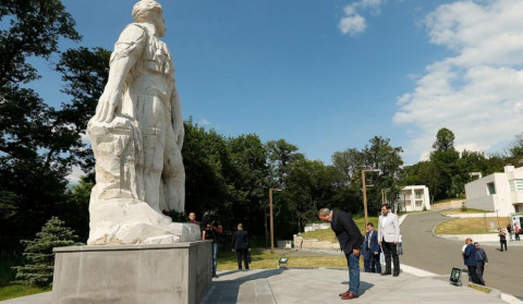 Փաշինյանը հարգանքի տուրք է մատուցել Մոնթե Մելքոնյանի հիշատակին
