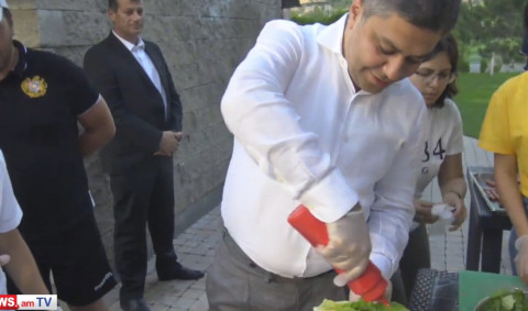Արթուր Վանեցյանը սենդվիչ պատրաստեց պատանի ֆուտբոլիստների համար