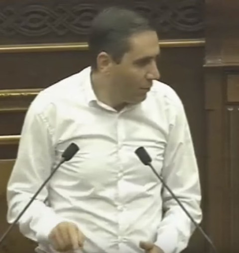 Մատով խփում եք սեղանին, ես էլ կարամ. Արման Աբովյանը՝ Ալեն Սիմոնյանին