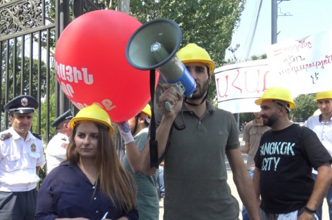 Ցուցարարները գլխարկներ ու ձեռնոցներ թողեցին ԱԺ բակում