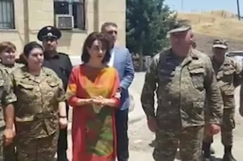 Իմ որդուն էլ եմ ասել՝ ամեն քայլ անելիս տասը մտածեք, նոր մեկը արեք. Աննա Հակոբյանի կոչը՝ զինվորներին
