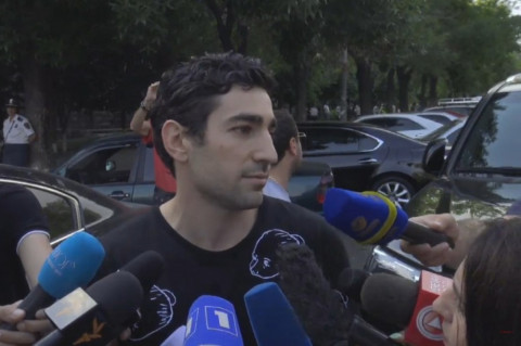 Հույս ունեմ՝ էս աբսուրդը շուտով կվերջանա. Լեւոն Քոչարյանը՝ հորը կալանավորելու որոշման մասին