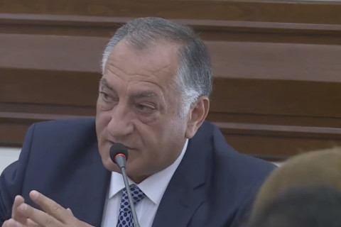 Երեւանի պատերին արդեն «Թոխմախի» տապանաքարեր են. Արեյանը դժգոհեց