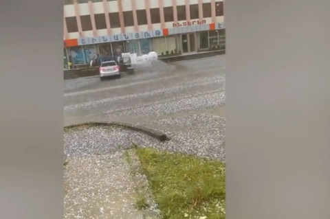 Կադրեր Արթիկում տեղացած խոշոր կարկուտից