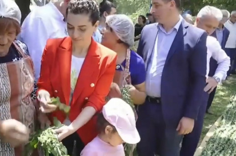 Աննա Հակոբյանը դուստրերի հետ ավելուկ է հյուսում