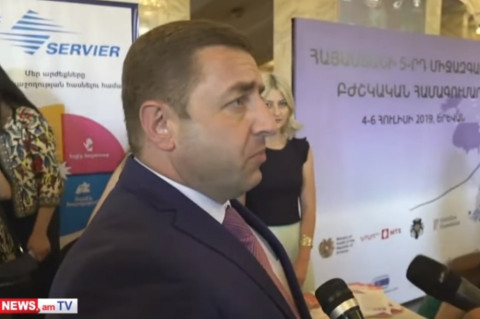 «Խանգարում եք ինձ». ՀՀԿ–ական Կարեն Ավագյանը՝ լրագրողներին