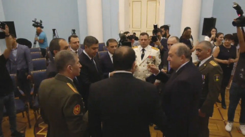 Արմեն Սարգսյանը շամպայն է խմում Վանեցյանի, Օսիպյանի, Սասուն Խաչատրյանի հետ