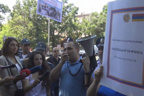 «Արմեն Սարգսյան, խոպան չես եկել». ցուցարարների խորհրդանշական նվերը՝ նախագահին