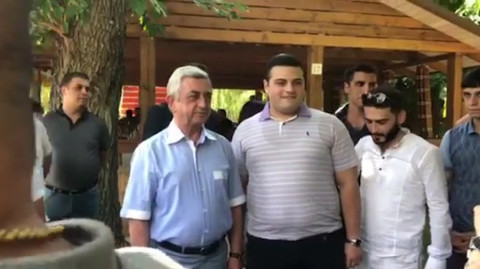 Երիտասարդները սելֆի են անում Սերժ Սարգսյանի հետ
