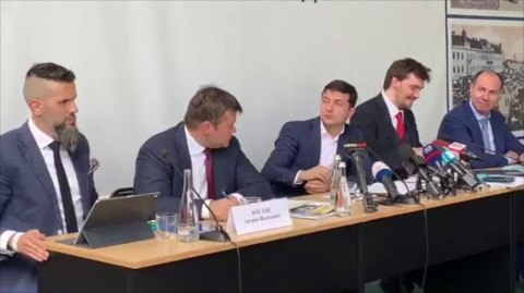 Video of Ukrainian president's strange behavior during consultation