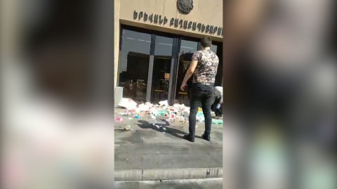 Քաղաքացիները աղբ են լցրել քաղաքապետարանի դիմաց