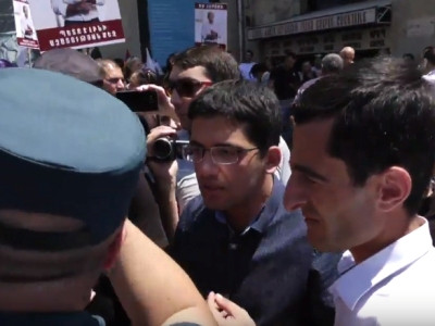 Քոչարյանի աջակիցները Կենտրոնի ոստիկանության մոտ են