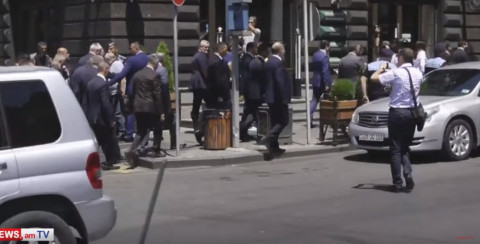 Նիկոլ, մի վախեցի. Փաշինյանն ու Տուսկն անցան Քոչարյանի աջակիցների կողքով