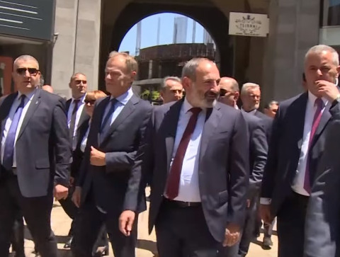 Փաշինյանը Տուսկի հետ զբոսանքի ժամանակ երկու անգամ հանդիպում է Քոչարյանի աջակիցներին
