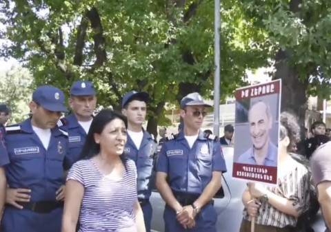 Փաշինյանի ախրաննիկը կանանց ա հարվածում, նկարած ունենք. Քոչարյանի աջակիցներ