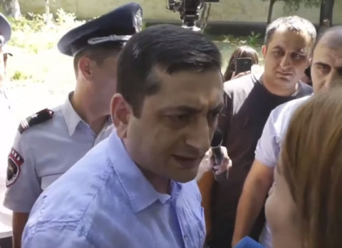 Պարոն փոխգնդապետ, թողնել. վիճաբանություն Քոչարյանի աջակիցների և ոստիկանների միջև