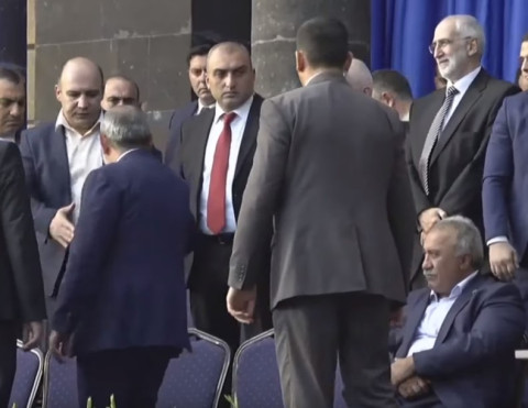 Փաշինյանին դիմավորելիս Սասուն Միքայելյանը ոտքի չկանգնեց