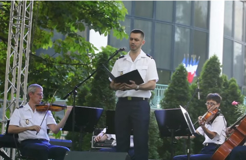 Ժերեմի Դելվերը կատարում է Հայաստանի հիմնը