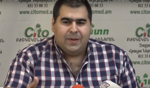 2-3 տարեկան երեխային նստեցնում են գիրկը եւ մեքենա վարելով «լայվ» անում ֆեյսբուքում. Ղահրամանյան