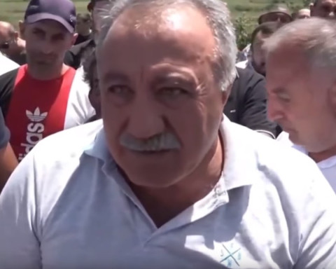 Քելեք էթանք, լողանք. Սասուն Միքայելյանը զրուցեց Սևանի ճանապարհը փակողների հետ