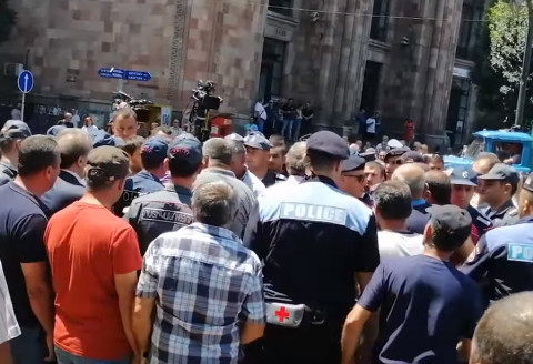 Քաղցրաշենցիները փակեցին փողոցը՝ կառավարության դիմաց