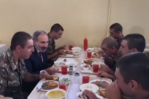 Փաշինյանը լայվ է մտել զորամասից եւ ճաշել զինվորների հետ