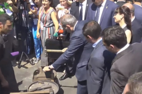 Գյումրիում Փաշինյանը մի քանի րոպեով «դարբին աշխատեց»