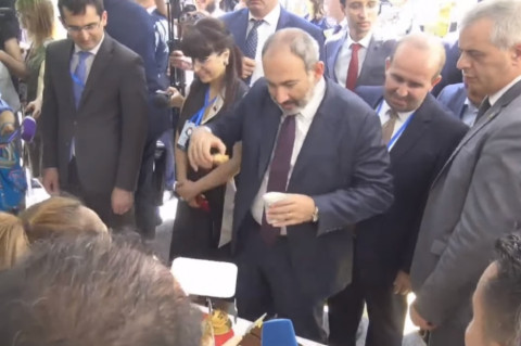 Ամենադիետիկը տվեք. Փաշինյանը փորձեց քաղցրից հրաժարվել