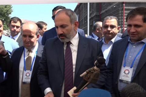 Գյումրիում Փաշինյանին իր պատկերով տիկնիկ նվիրեցին