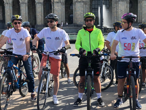 Tour de Masis. Ավինյանն ու Թորոսյանը Ֆրանսիայի դեսպանի հետ հեծանվաերթի մասնակցեցին