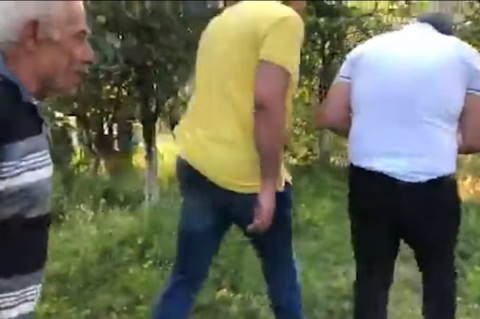 Փաշինյանը գյուղացու այգում շրջել է թիկնապահների ուղեկցությամբ