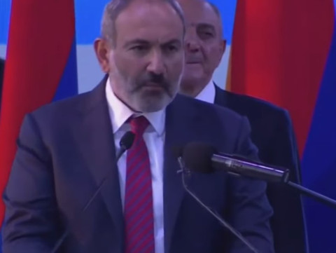 Փաշինյանն իր գրած բանաստեղծությամբ սկսեց ելույթը Ստեփանակերտում