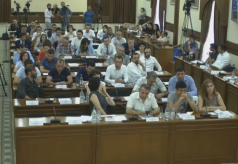 «Մի բղավեք». լեզվակռիվ ավագանու նիստին