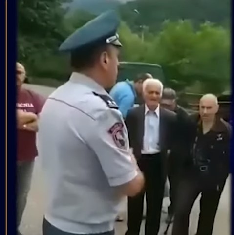 Ոստիկանները բակեր են այցելում և զրուցում քաղաքացիների հետ