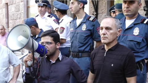 Փաշինյանի՝ «փետով գլխին տալ»-ուն ինչո՞ւ չեք արձագանքում. Քոչարյանի կողմնակիցները՝ դատավորներին