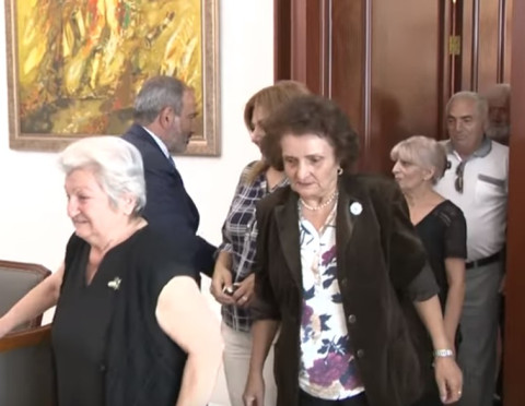 Փաշինյանը հանդիպել է Մարտի 1-ի զոհերի հարազատներին
