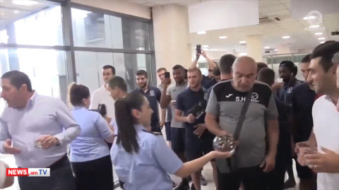 «Արարատ-Արմենիային» Բագրատաշենի մաքսատանը աղուհացով են դիմավորել