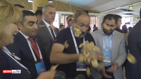 «Չարը խափանվեց». Փաշինյանը թափեց խնձորի չիպսը