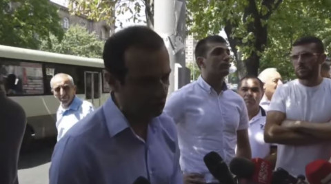 Փաշինյանը շրջապատված է մարդկանցով, որոնք իրենցից ոչինչ չեն ներկայացնում. ցուցարար