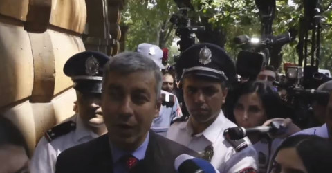 Փաշինյանի մամուլի խոսնակը ոստիկանների ուղեկցությամբ հեռացավ Բաղրամյան 26-ից