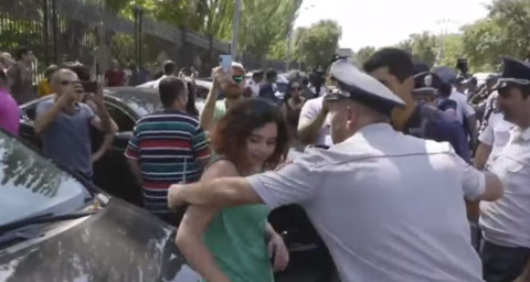 Ոստիկանները ցուցարարներին դուրս են բերում Բաղրամյան պողոտայից ու պատ կազմում