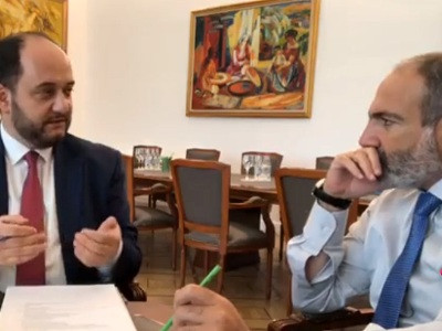 Փաշինյանի աշխատանքային հանդիպումն Արայիկ Հարությունյանի հետ