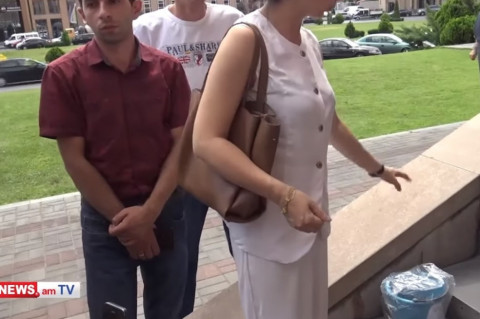 Սոնա Աղեկյանը դույլով կոյուղաջուրը թողեց քաղաքապետարանի աստիճաններին