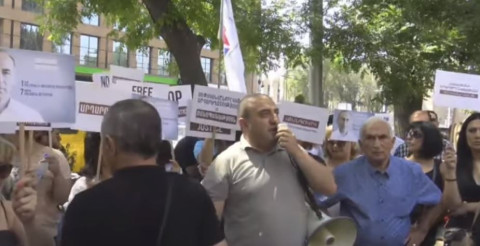 «Հաղթելու ենք երկիրը կործանող անուղեղներին». Քոչարյանի աջակիցներ