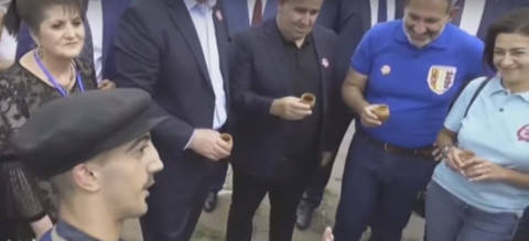 «Էն ով գուկա»․ Գյումրիում Փաշինյանին դիմավորեց Շերամը